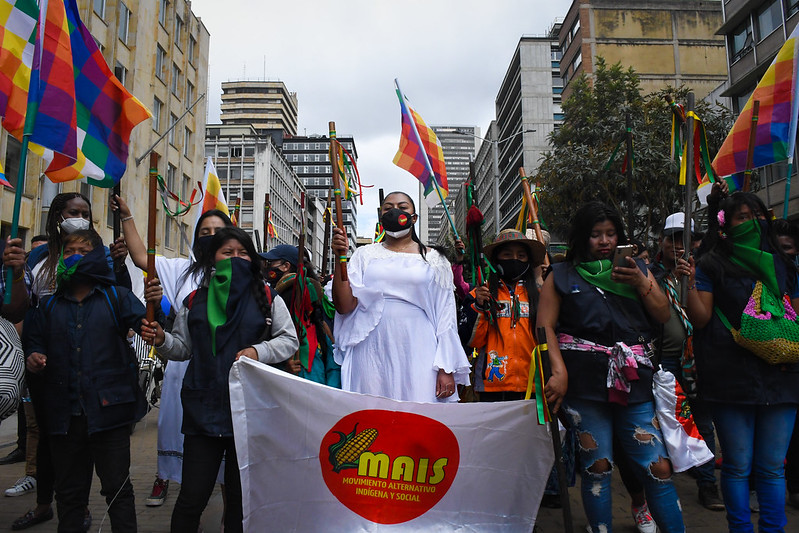 Grupos de indigenas protestan durante la Minga, dentro del marco del Paro Nacional que comenzo en 2019. Indigenous groups protest during the Minga, within the framework of the National Strike that began in 2019. Photo by Oskar Burgos. https://www.flickr.com/photos/192238710@N02/50971419941/in/photostream/